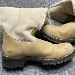Khombu neutral suede fur lined boots
